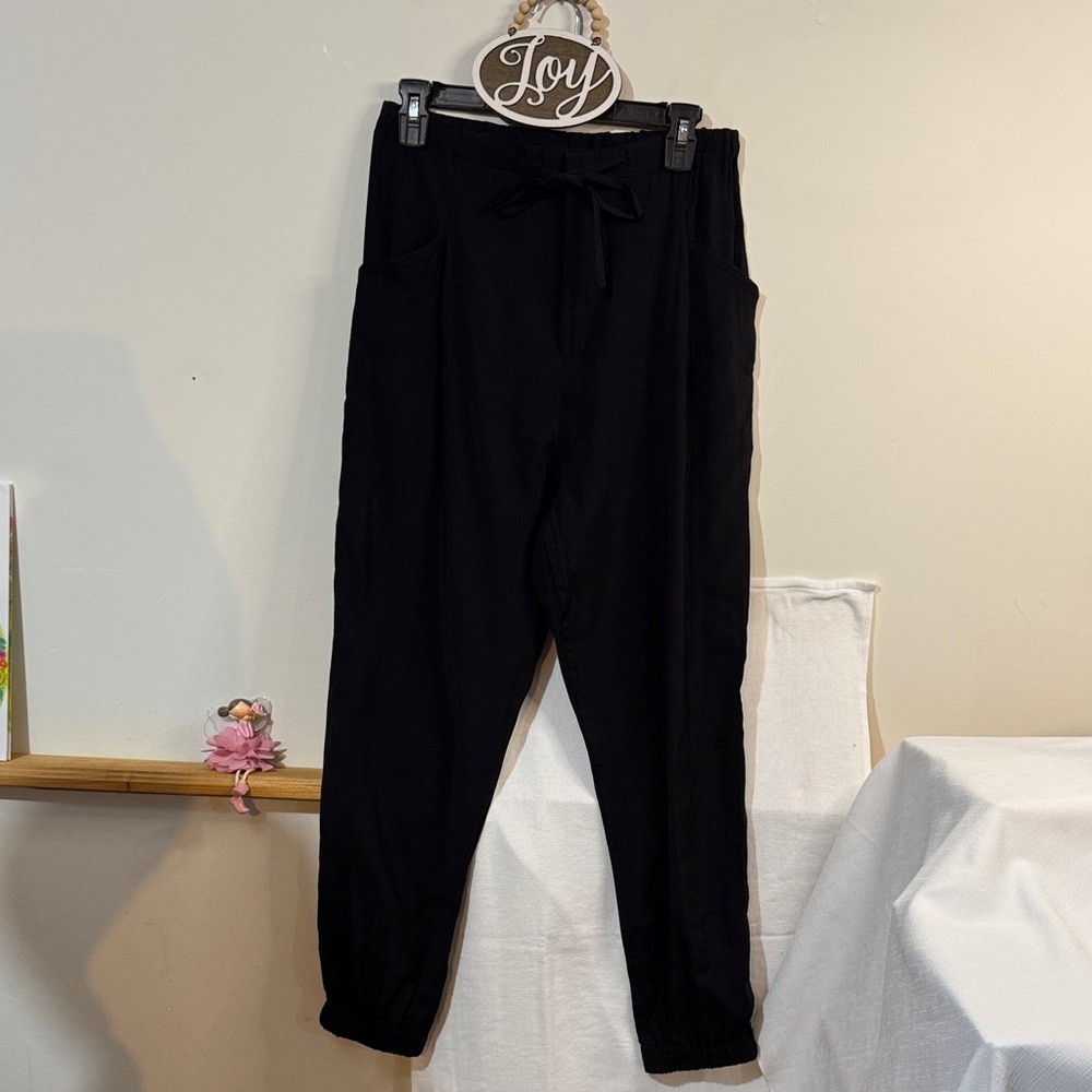 Elodie Black Athletic pants. Size Med